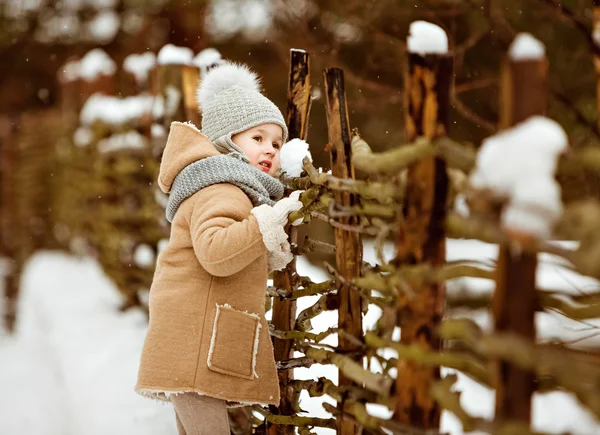 Menina bonita muito agradável criança em um casaco bege e um chapéu cinza st — Fotografia de Stock