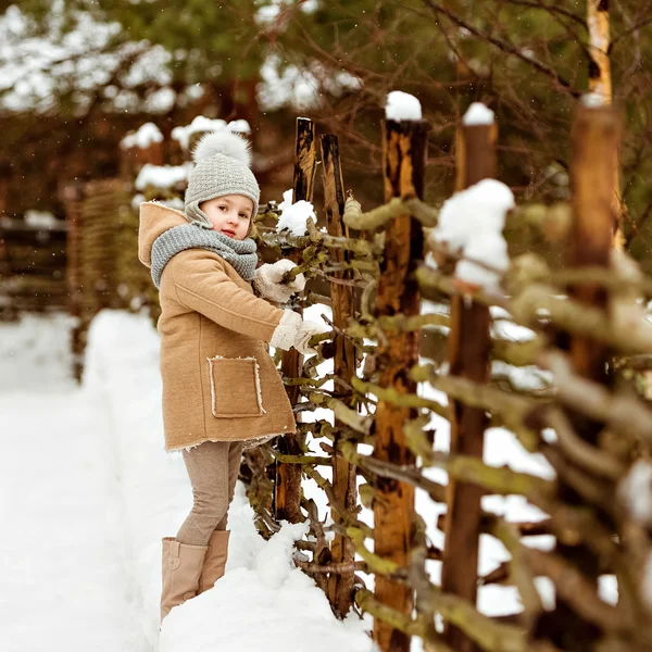 Molto bello bella ragazza bambino in un cappotto beige e un cappello grigio st — Foto Stock