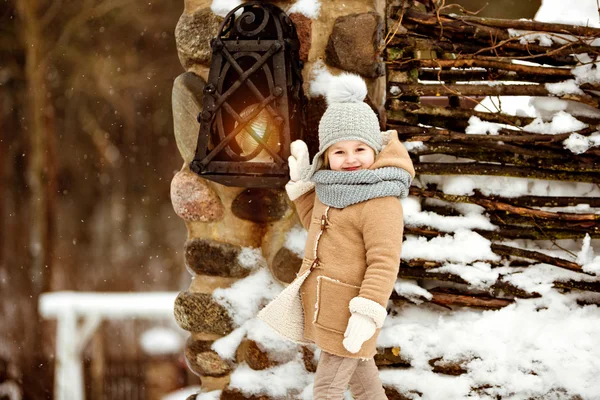 Molto dolce bella bambina con un cappotto beige sfida — Foto Stock