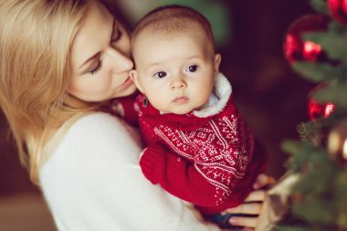 Anne sarışın beyaz kazaklı çocuk çocuk kırmızı kisses