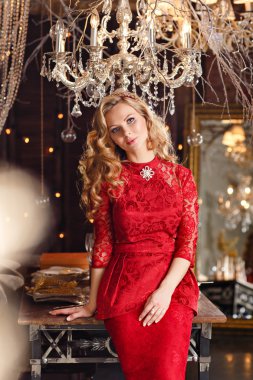 Kırmızı bir dre lüks kalın sarı saçlı seksi güzel kız