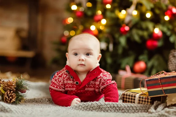 Băieţel puştiul în puloverul roşu întins pe o pătură confortabilă — Fotografie, imagine de stoc