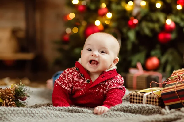 Băieţel puştiul în puloverul roşu întins pe o pătură confortabilă — Fotografie, imagine de stoc