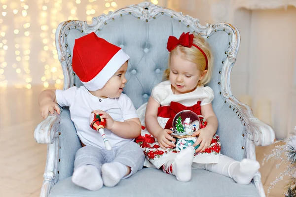 Küçük sevimli bebek çocuk kırmızı Santa şapka ve küçük sarışın g