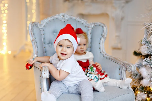 Kecil menawan bayi laki-laki di topi Santa merah dan sedikit pirang g — Stok Foto