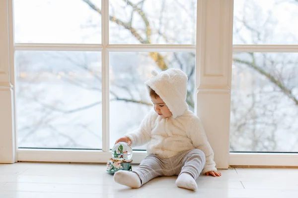 Pouco adorável menino roupas de bebê branco ursinho sentado perto — Fotografia de Stock