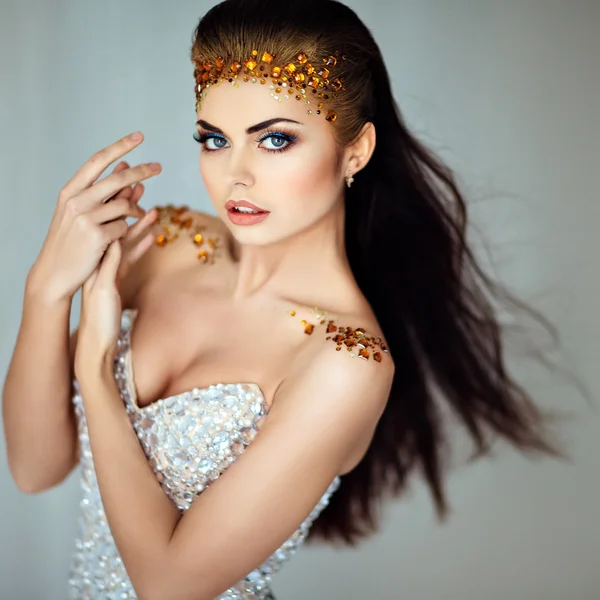 Le portrait glamour d'une belle fille brune avec des paillettes sur le visage, gros plan — Photo