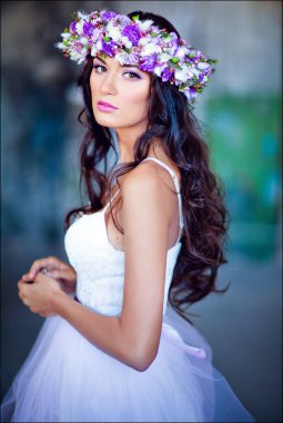 Bir çiçek ile beyaz elbiseli şehvetli seksi güzel kıvırcık kız