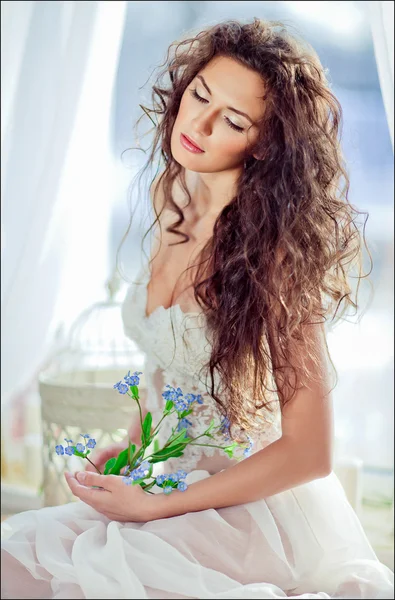 Porträtt av sensuell lockig hår flicka i en vit klänning med henne — Stockfoto