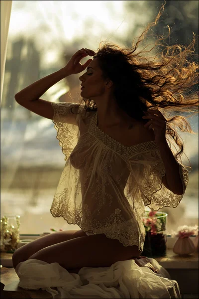 Retrato de uma menina sensual sensual kinky em roupas transparentes em — Fotografia de Stock