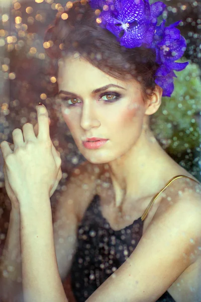 Sensual beautiful brunette behind the glass, through which drain — Stock Photo, Image