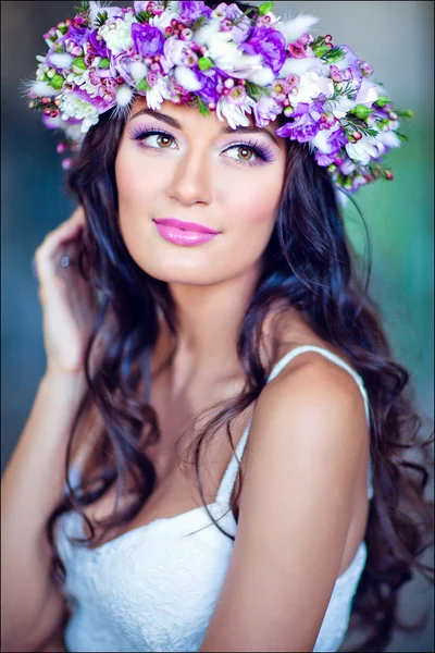 Érzéki szexi gyönyörű göndör lány egy fehér ruhában, a virágos — Stock Fotó