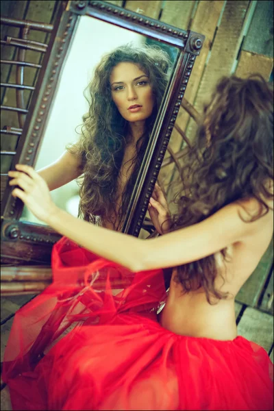 Sexy sensuale molto bella ragazza riccia in gonna rossa guarda dentro — Foto Stock