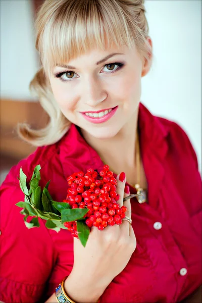 Porträtt av en blond tjej med bruna ögon i en röd skjorta, närbild — Stockfoto