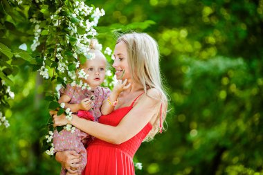 Bir kırmızı elbise ve kızı güzel sarışın kadın hakkında Jasmine'e vardır