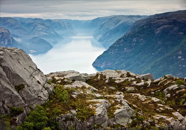 Nyári élénk nézet a norvég fjord-ház, erdő, ro — Stock Fotó