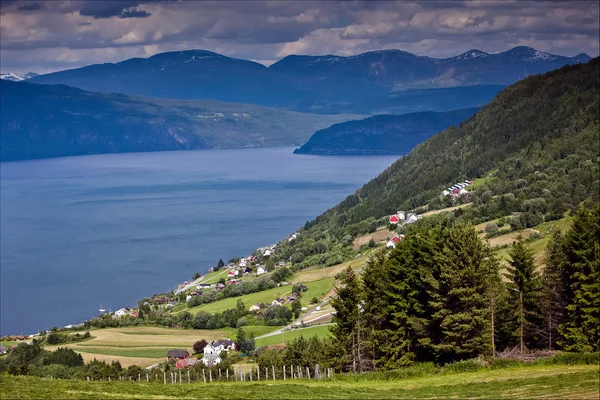 Beautiful views from mountain to fjord, the mountains and the sm — Stock Photo, Image