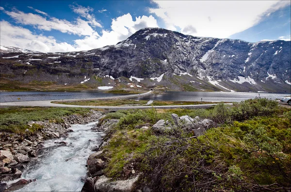 Schöne Aussicht auf schneebedeckte Berge, Wasserfälle und gewundene — Stockfoto