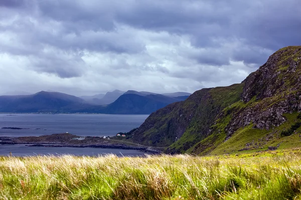 Blick von den Vogelklippen auf den Ozean und Wolken in Norwegen in — Stockfoto