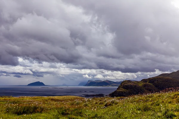 View from the bird cliffs on the ocean and clouds in Norway — Stock Photo, Image