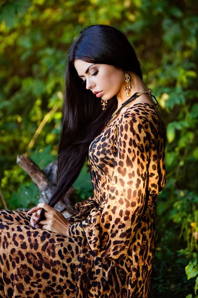 Retrato de uma sexy sensual linda menina morena com cabelos longos em leopardo vestido amarelo-preto, no perfil — Fotografia de Stock