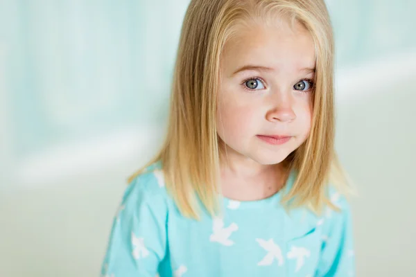 Retrato de una niña con un vestido azul —  Fotos de Stock