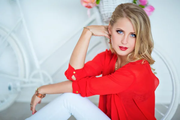 Sexig söt blond tjej med blå ögon i den röda tröjan — Stockfoto
