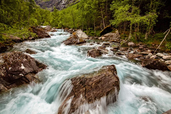 Bella cascata potente in Norvegia con l'effetto di flowin Foto Stock