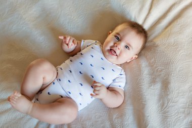 Bir aydınlık arkasındaki yatakta yatan çok şirin küçük oğlu