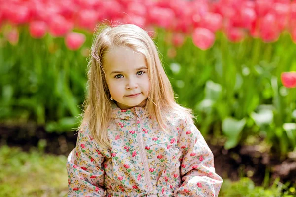 一个非常可爱漂亮的女孩金发女郎在粉红色斗篷荷西的肖像 — 图库照片