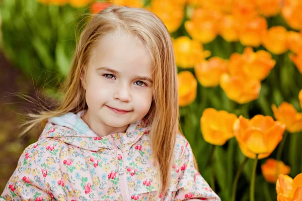 Portret van een blonde heel schattig mooie meisjes in een roze mantel arou — Stockfoto