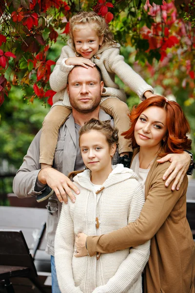 The family - mom, dad and two charming sisters in the same curly — Φωτογραφία Αρχείου