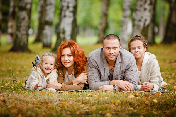 Mom, dad and two charming sisters in the same curly beige knit s — Stock Photo, Image