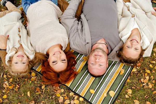 Mama, Papa und zwei charmante Schwestern im gleichen lockigen beigen Strick — Stockfoto