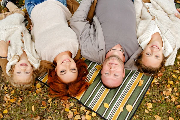 Mom, dad and two charming sisters in the same curly beige knit s — Stock Photo, Image