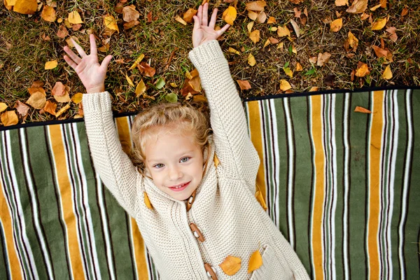 Atragerea cret blonda fata in bej tricotat pulover zâmbind în timp ce — Fotografie, imagine de stoc