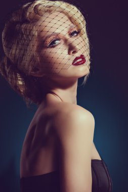 Güzel makyaj ile göz alıcı bir sarışın kız portresi