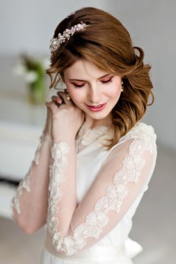 Güzel seksi kız gelin gelinlik kapalı gözlerle