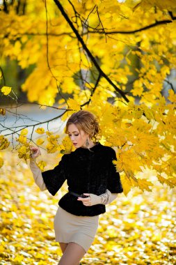 Siyah palto ve dar bir şehvetli kinky kız portresi