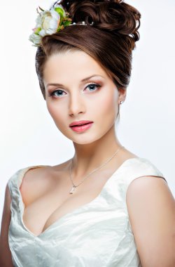 Büyük bir büstü ve çiçekler ile güzel bir şehvetli kız portresi