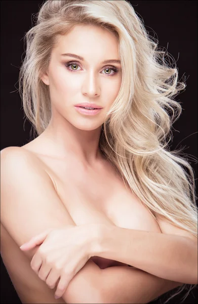 Портрет оголеної красивої сексуальної чуттєвої блондинки — стокове фото