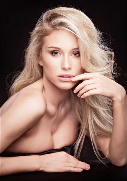 Portret van naakte mooie sexy meisje blonde op zwarte achtergrond — Stockfoto