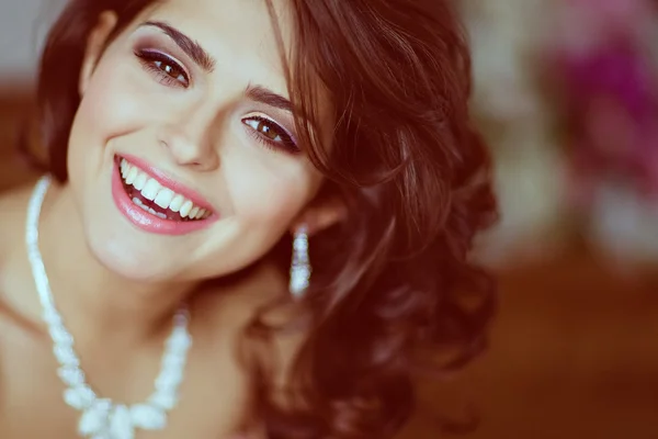 Chica morena muy hermosa con ojos marrones sonriente y feliz , — Foto de Stock