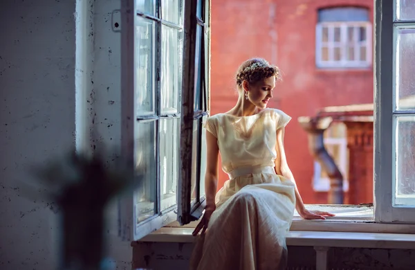Mycket vacker sensuell tjej i en vit klänning som av den — Stockfoto