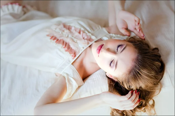Porträtt av en vacker sensuell tjej på en vit bakgrund, lyin — Stockfoto