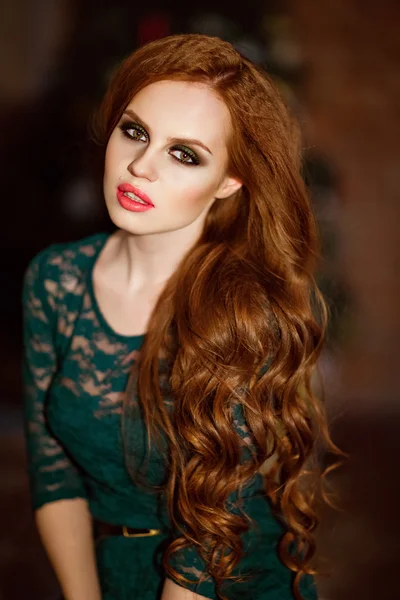 Портрет рыжеволосой чувственной девушки с красивым макияжем в — стоковое фото