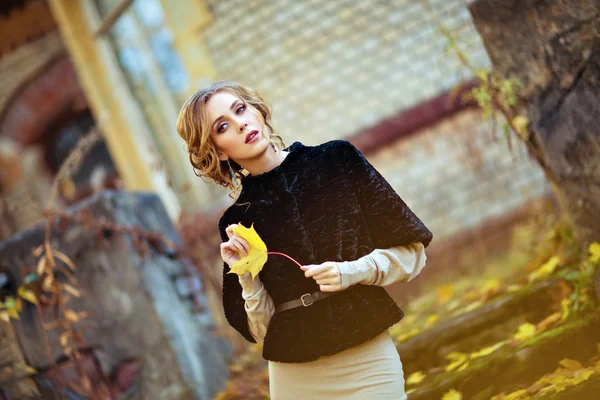 Retrato de una sensual chica rizada en el abrigo negro con la shee —  Fotos de Stock