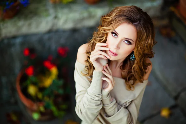 Retrato de una sensual niña rizada flores de fondo de otoño, clos — Foto de Stock