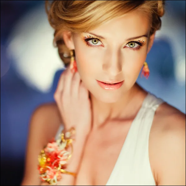 Glamorous blonde girl in jewelry, close up — Stock Photo, Image