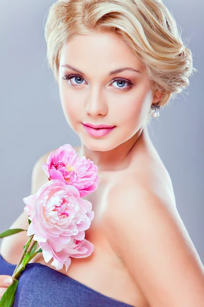 꽃으로 매우 아름 다운 섹시 한 관능적인 금발 여자의 초상화 — 스톡 사진